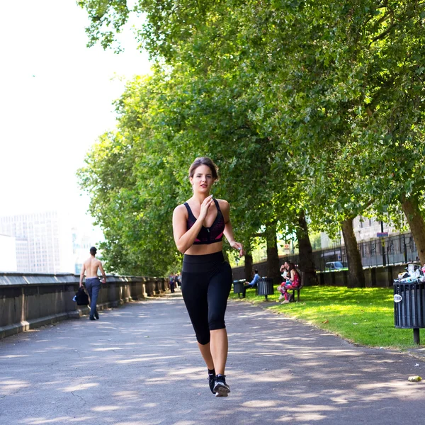 Jovem mulher fora exercitar — Fotografia de Stock