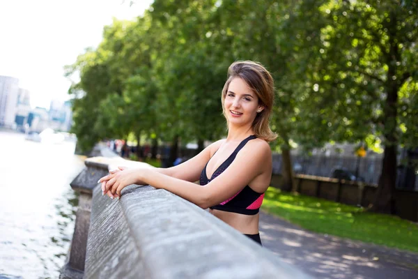 Mujer joven haciendo ejercicio — Foto de Stock