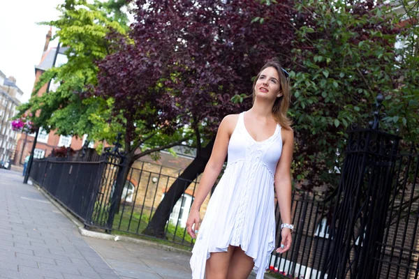 Jovem mulher desfrutando de um dia de caminhada de verão — Fotografia de Stock