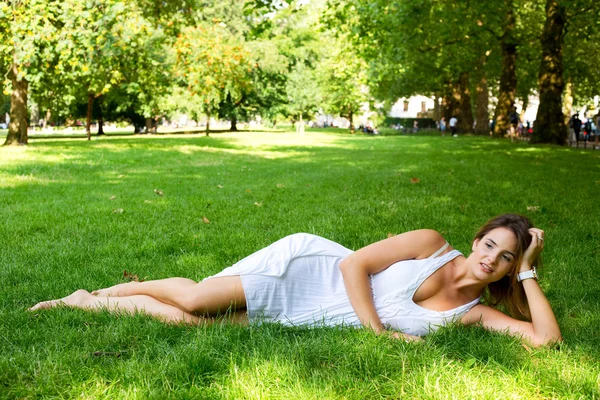 Meisje in het park op een zomers dag — Stockfoto