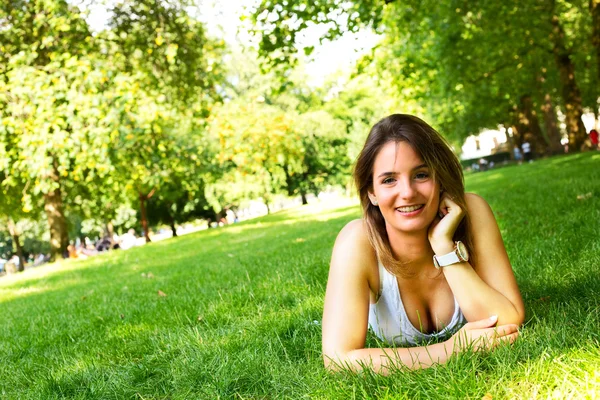 Menina no parque em um dia de verão — Fotografia de Stock