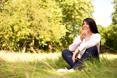 bir yaz günü genç kadının