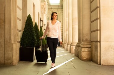 tatile gidiyor genç kadın