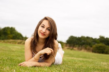 güzel kız lyingon çim