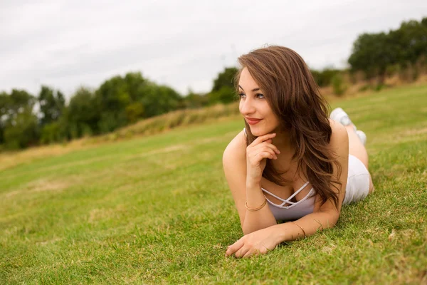 Dívka se těší na den v parku — Stock fotografie