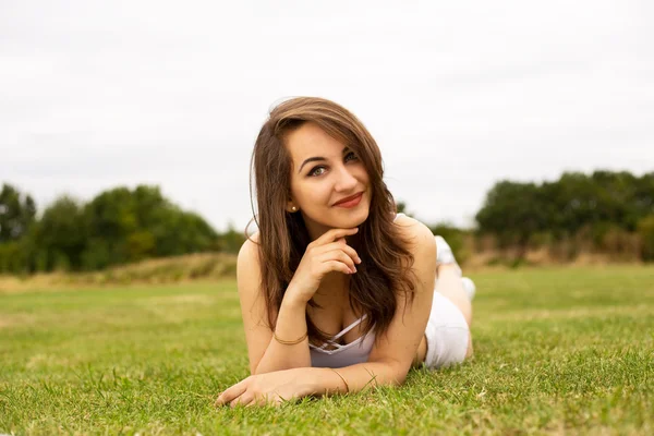 Mujer joven disfrutando del parque — Foto de Stock