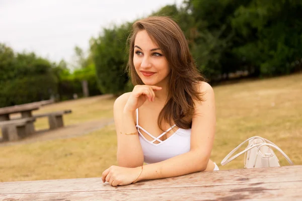 Vacker flicka i parken — Stockfoto