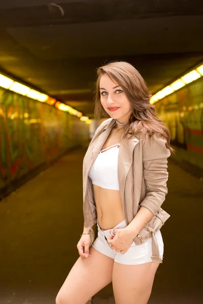 Niedliche junge Frau in einem Tunnel — Stockfoto