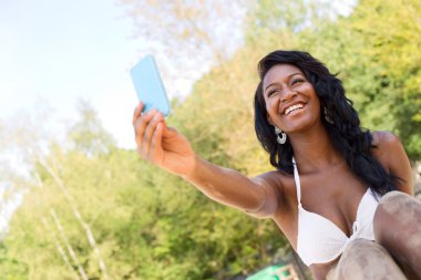 bir bikini giyen genç kadın