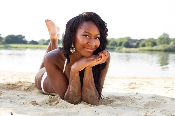 Mujer joven con bikini — Foto de Stock