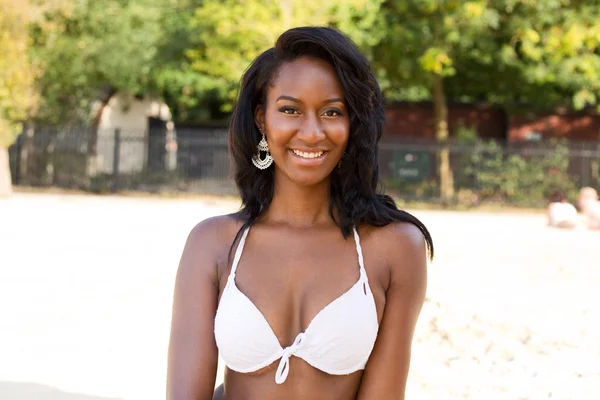 Ung kvinna som bär en bikini — Stockfoto
