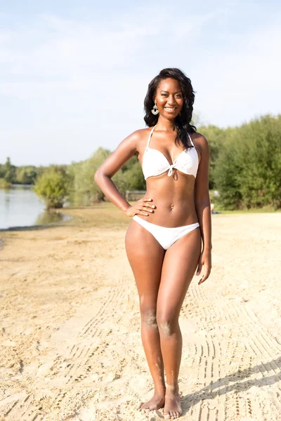 Giovane donna in bikini — Foto Stock