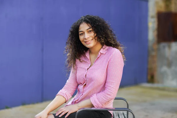 Bela Jovem Mulher Sentada Banco — Fotografia de Stock