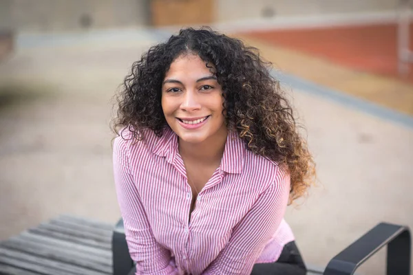 Feliz Joven Sentada Banco — Foto de Stock