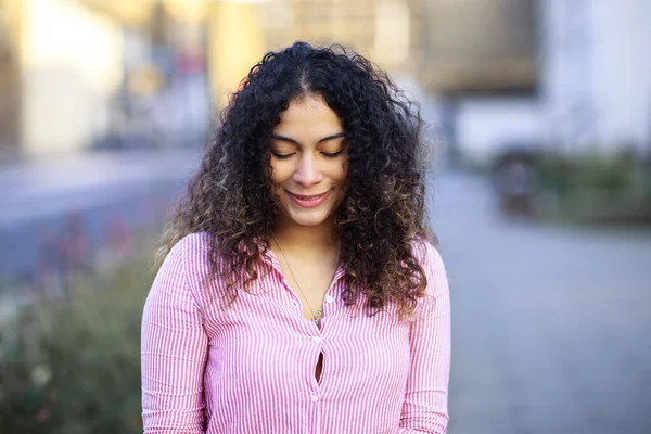 若い女性が路上でじっとしていると — ストック写真