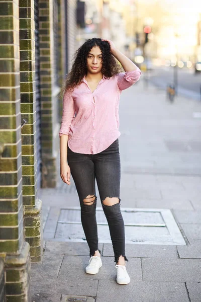 Retrato Uma Jovem Mulher Rua — Fotografia de Stock