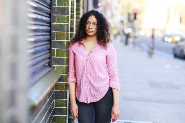 Porträt Einer Jungen Frau Auf Der Straße — Stockfoto