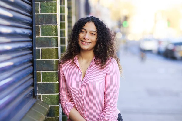 Retrato Uma Jovem Mulher Rua Olhando Feliz Imagens De Bancos De Imagens