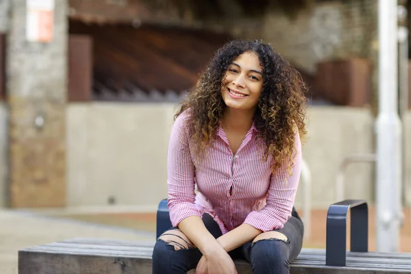 Gelukkig Jong Vrouw Zitten Een Bank Rechtenvrije Stockfoto's