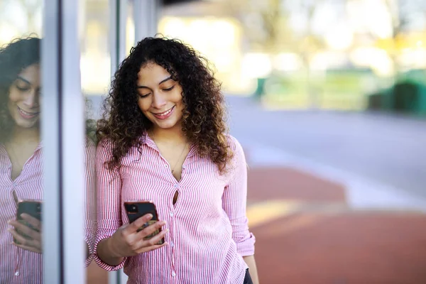 Jovem Mulher Lendo Suas Mensagens Texto Rua Fotos De Bancos De Imagens Sem Royalties