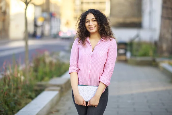 Jonge Vrouw Met Een Boek Rechtenvrije Stockafbeeldingen