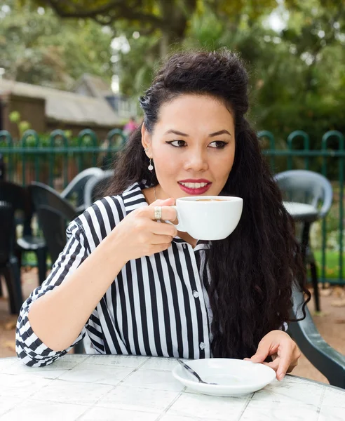 Woman at coffee shop — Stock Photo, Image