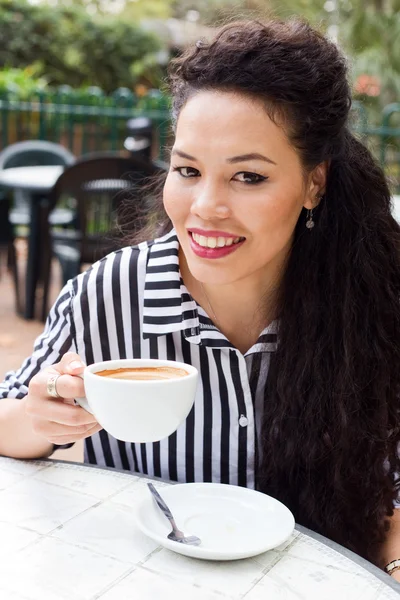 Woman at coffee shop — Stock Photo, Image