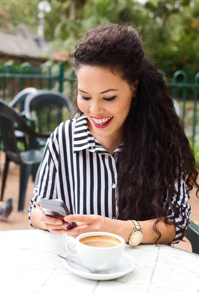 Vrouw bij koffie shop — Stockfoto