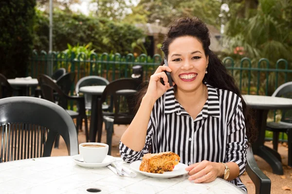 Mujer en la cafetería —  Fotos de Stock