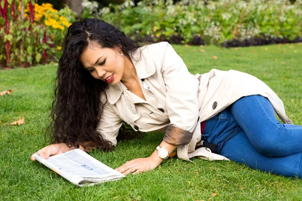 Lectura de periódico en parque — Foto de Stock