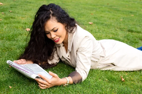 Lectura de periódico en parque — Foto de Stock