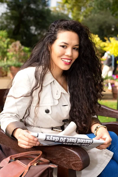 Lectura de periódico en parque — Foto de Stock