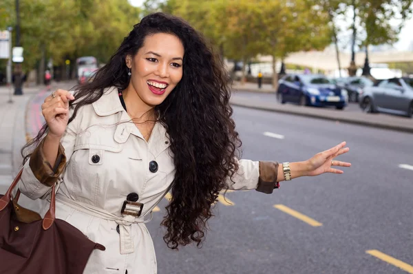 Hailing a taxi — Stock Photo, Image