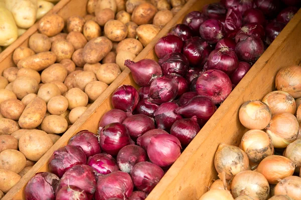 Onions and potatoes. — Stock Photo, Image