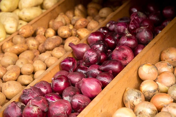 Cebolas e batatas — Fotografia de Stock