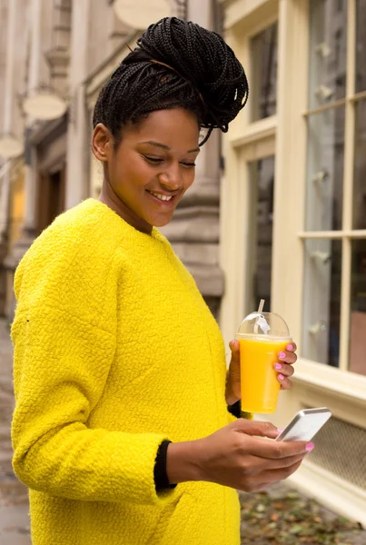 Phone and smoothie — Stock Photo, Image