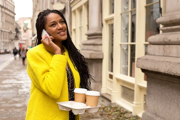 Telefon och kaffe — Stockfoto