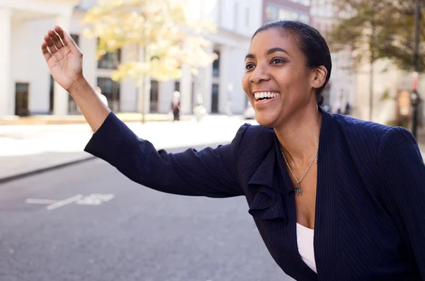 Business woman hailing a taxi. — Stock Photo, Image