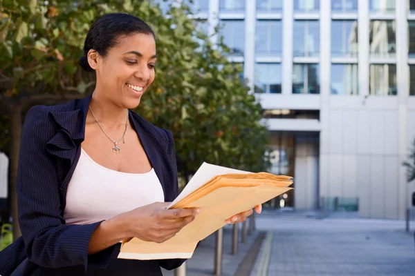 Business woman reading letter. — Stock Photo, Image