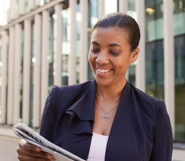 İş kadını gazete okuyor.