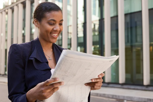 Επιχειρηματίας γυναίκα ανάγνωση εφημερίδα. — Φωτογραφία Αρχείου