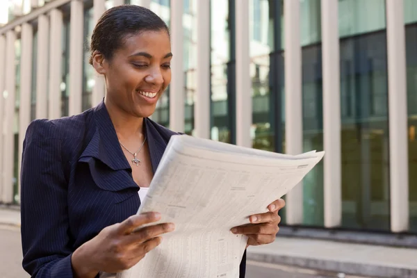 Mujer de negocios leyendo periódico . — Foto de Stock