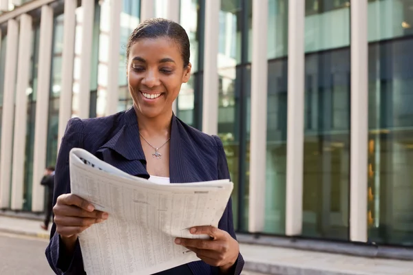 Mujer de negocios leyendo periódico — Foto de Stock