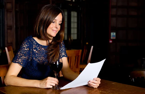 Lettre de lecture femme avec un verre de vin . — Photo