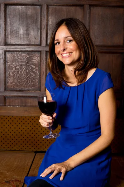 Mujer bebiendo vino — Foto de Stock