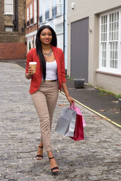 Menina de compras com café — Fotografia de Stock