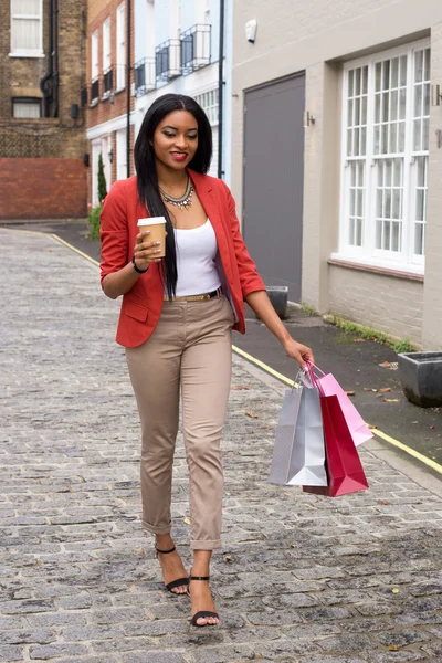 Chica de compras con café —  Fotos de Stock