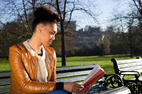 Girl in park — Stock Photo, Image