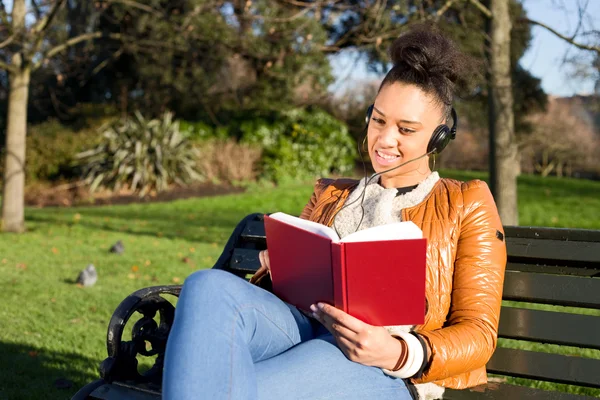 Girl in park — Stock Photo, Image