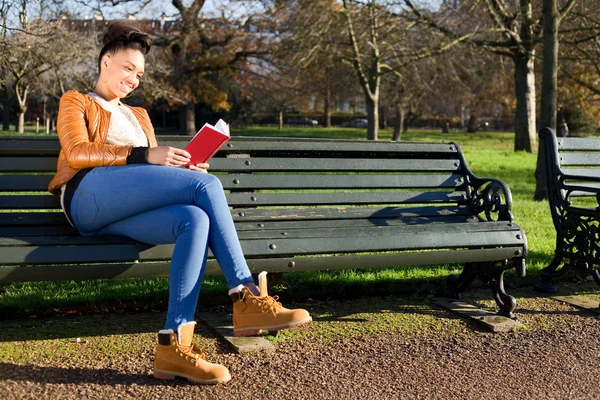 Girl in park — Stock Photo, Image